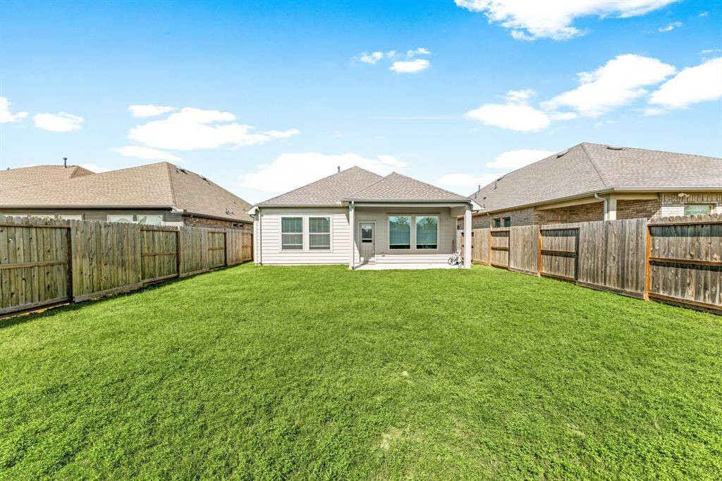 Big backyard plenty of space for your children or pets to run around