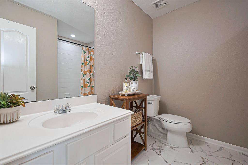 Very large 2nd bath conveniently located near all secondary bedrooms and game room