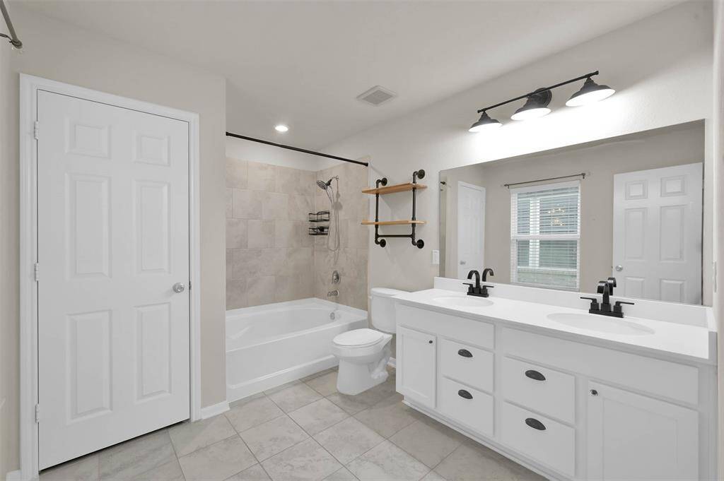 Primary bath w/ double sinks, tub/shower, linen closet