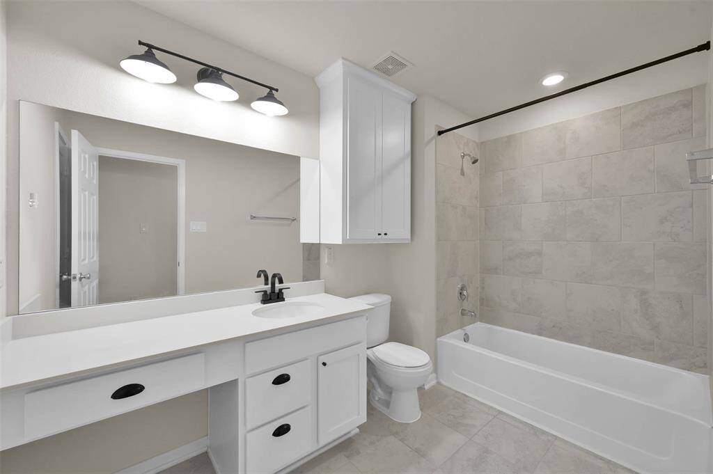 Full bath between 2 front bedrooms