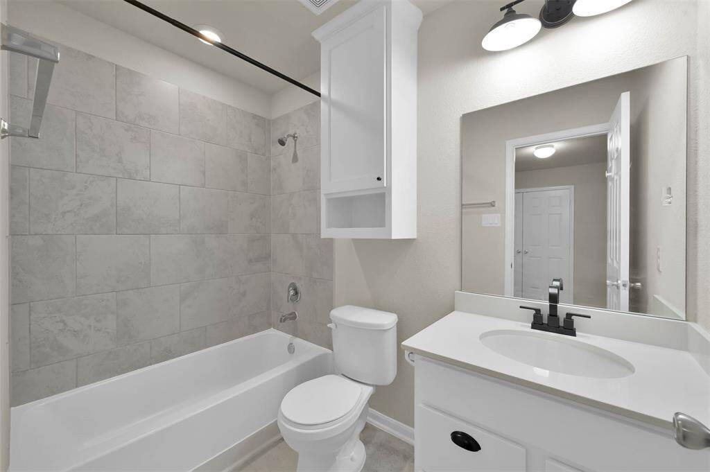 Full Bath in one of the front bedrooms