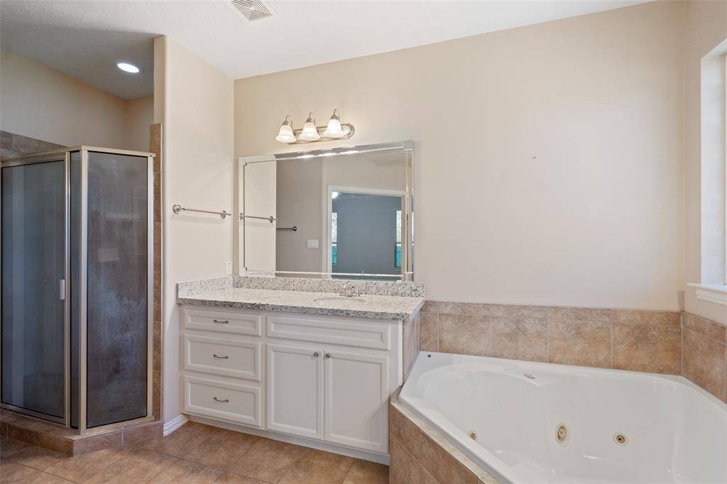 Whether you’re gearing up for the day or winding down in the jetted tub, this setup offers just the right mix of space and function.