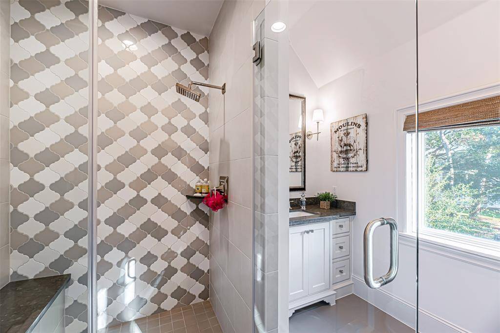 Secondary en-suite Bathroom