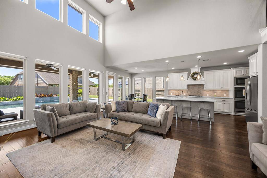Open concept living/kitchen space