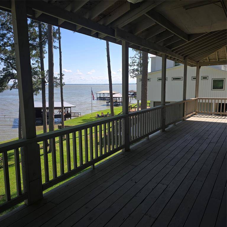 DECK OFF LIVING ROOM