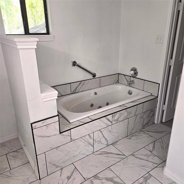 MASTER BATH JETTED TUB