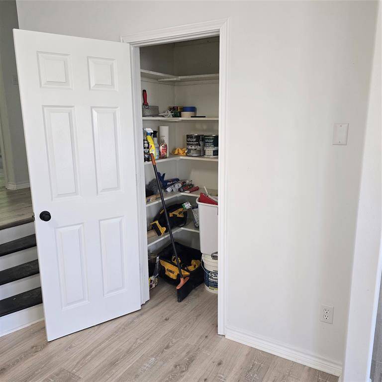 LARGE KITCHEN PANTRY