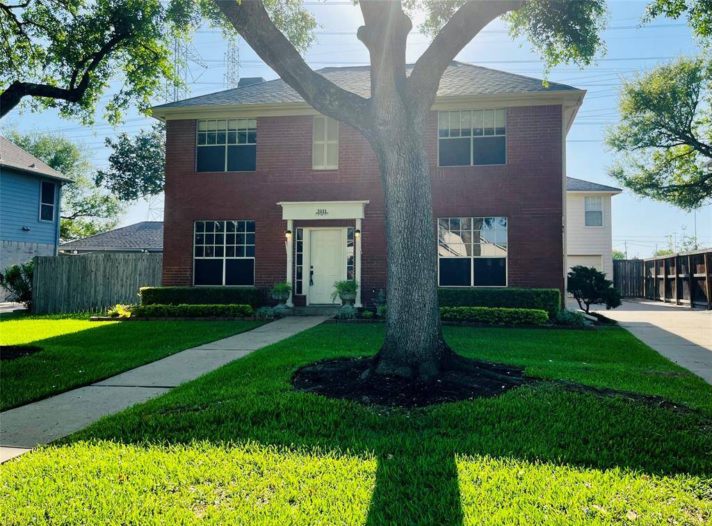 Located just minutes from Sugar Land Town Square, schools, parks, and with easy access to Hwy 59 & 90.