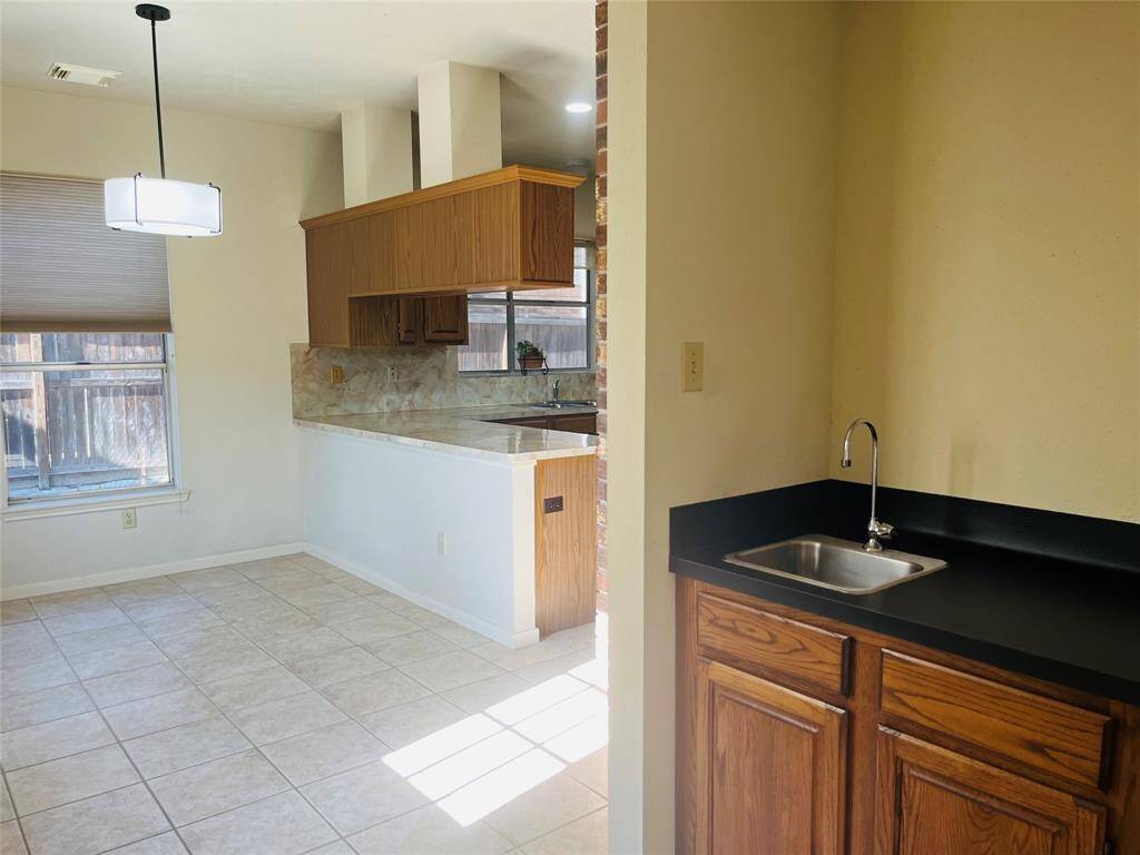 Second sink/wet bar area is great for entertaining.