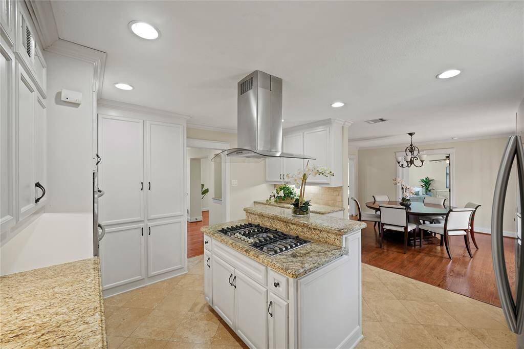 This stylish kitchen offers a 5-burner gas stove, stainless steel appliances, and plenty of storage—perfect for everyday cooking and casual entertaining.