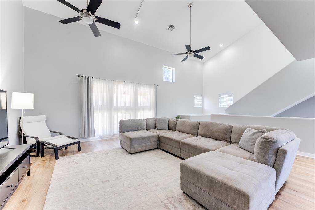 Large living room on the 2nd floor, perfect for entertaining and full of natural light!