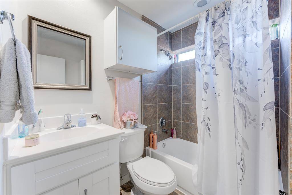 Full Guest Bathroom on 1st floor
