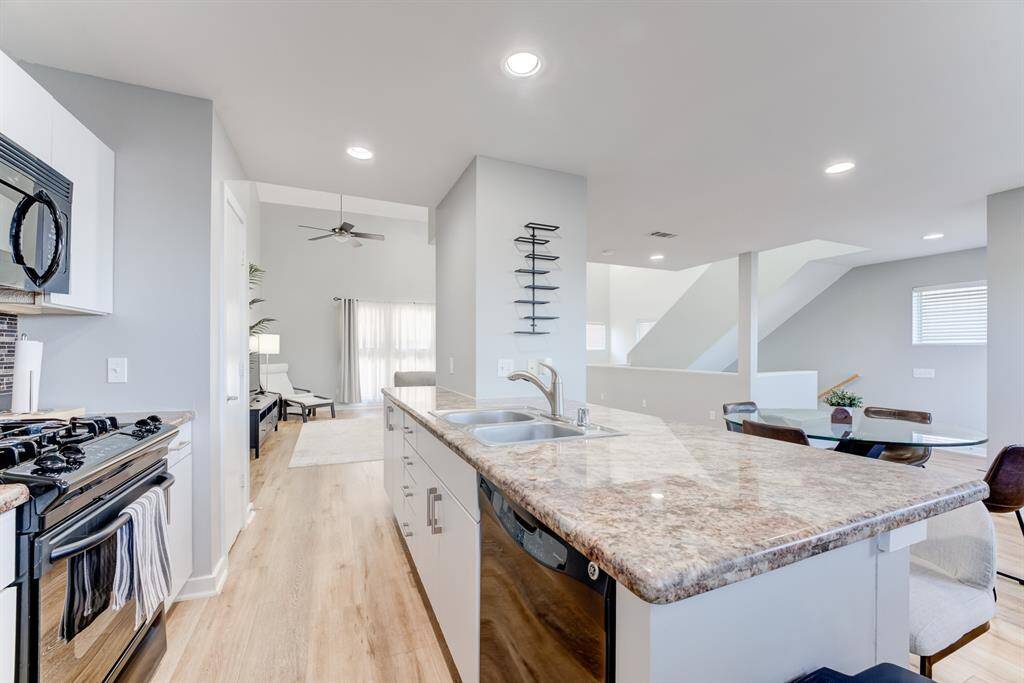 Beautifully kept kitchen, with granite countertops, gas stove and open concept for entertaining!