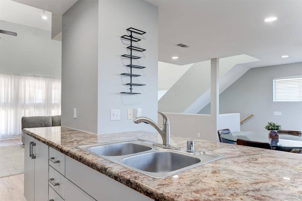 Beautifully kept kitchen, with granite countertops, gas stove and open concept for entertaining!