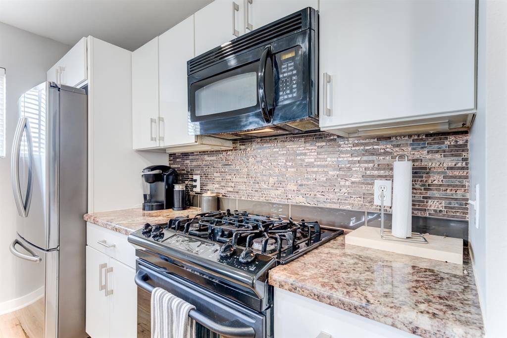 Beautifully kept kitchen, with granite countertops, gas stove and open concept for entertaining!