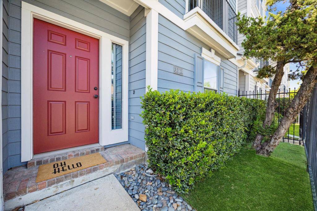 Welcome home! This cute townhome has a privately gated front yard, with turf!