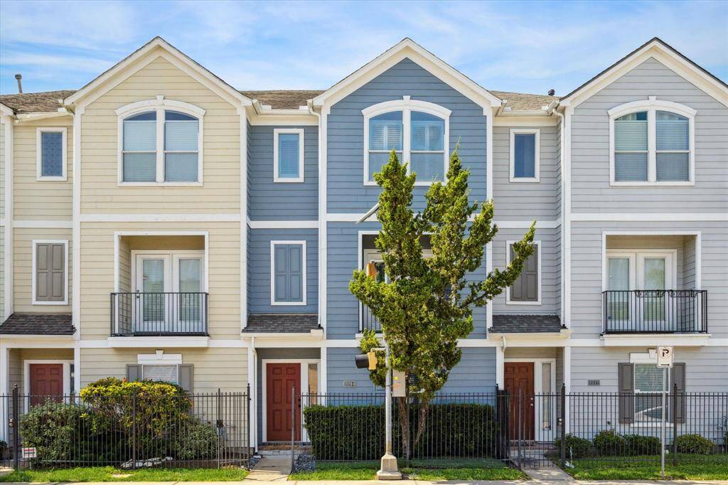 Cute townhome in the heart of midtown! Near lots of restaurants, entertainment, and parks! And you have your own private garage entry in the back with 2 spots!