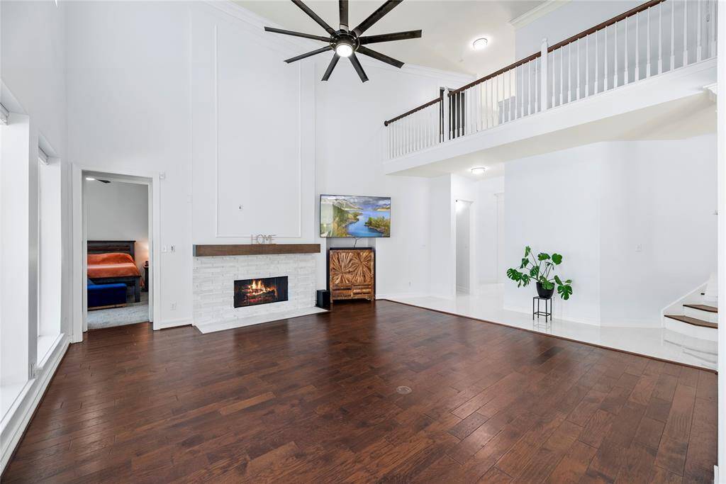 Soaring ceilings in the family room!