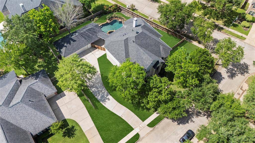 Showcasing new roof installed mid 2023!