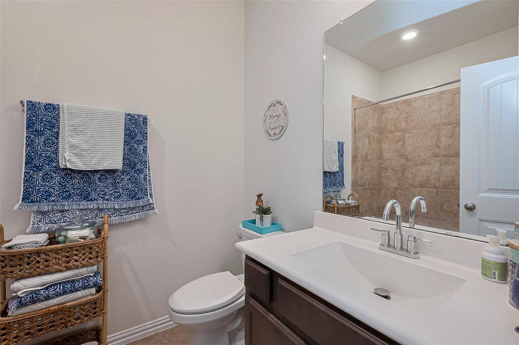 Upstairs full bathroom with shower/tub combo