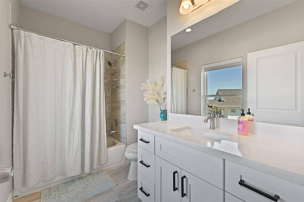 Ensuite bath with tub/shower combo