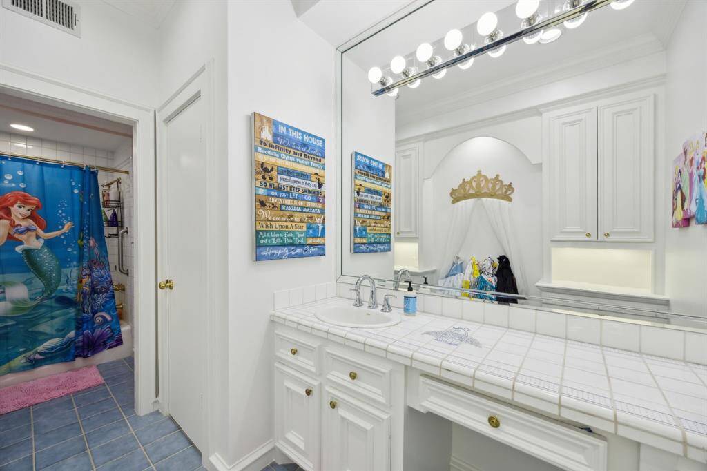secondary full bathroom