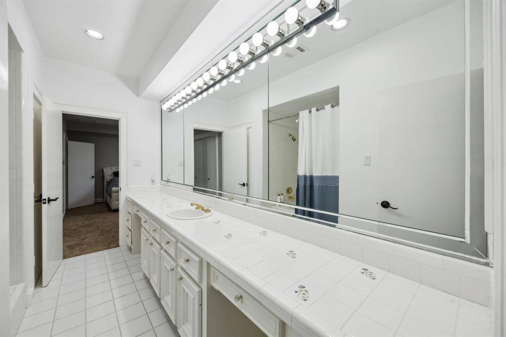 Upstairs full bath
