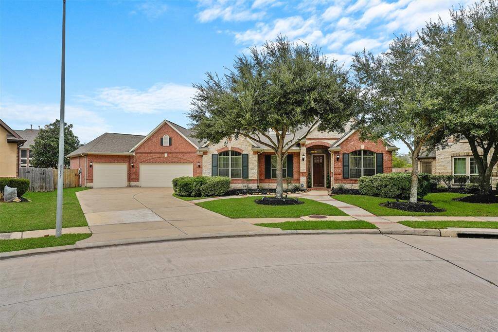This beautifully maintained single-story brick residence offers the perfect blend of comfort, elegance, and functionality. Offering five generously sized bedrooms and four and a half well-appointed bathrooms, this home provides ample space for both family living and entertaining guests.