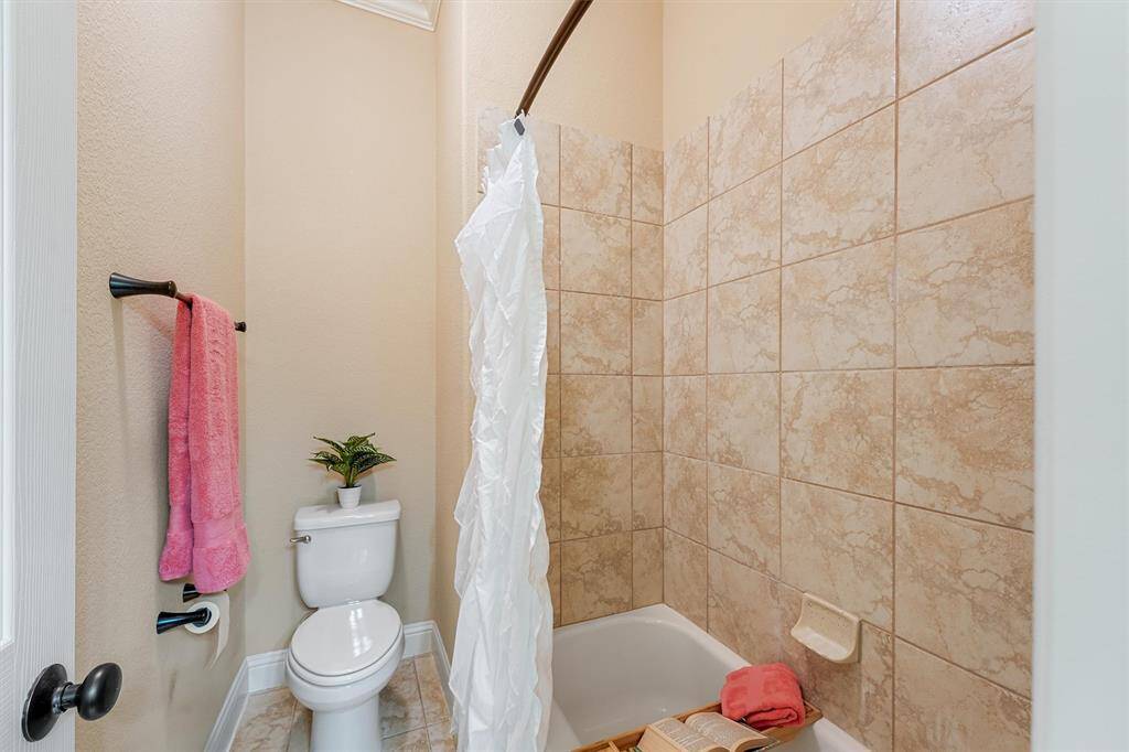 Secondary full bath services the 2 bedrooms without en-suites.
