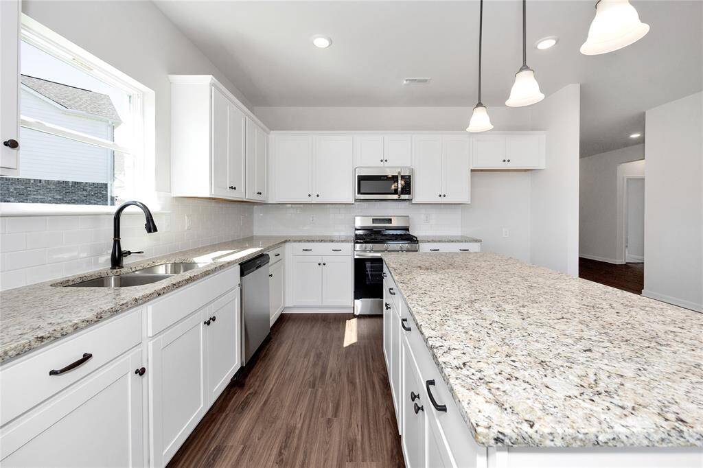 Home under construction. Sample floor plan photo used for illustrative purposes only. Upgrades, selections options, windows and colors may vary.