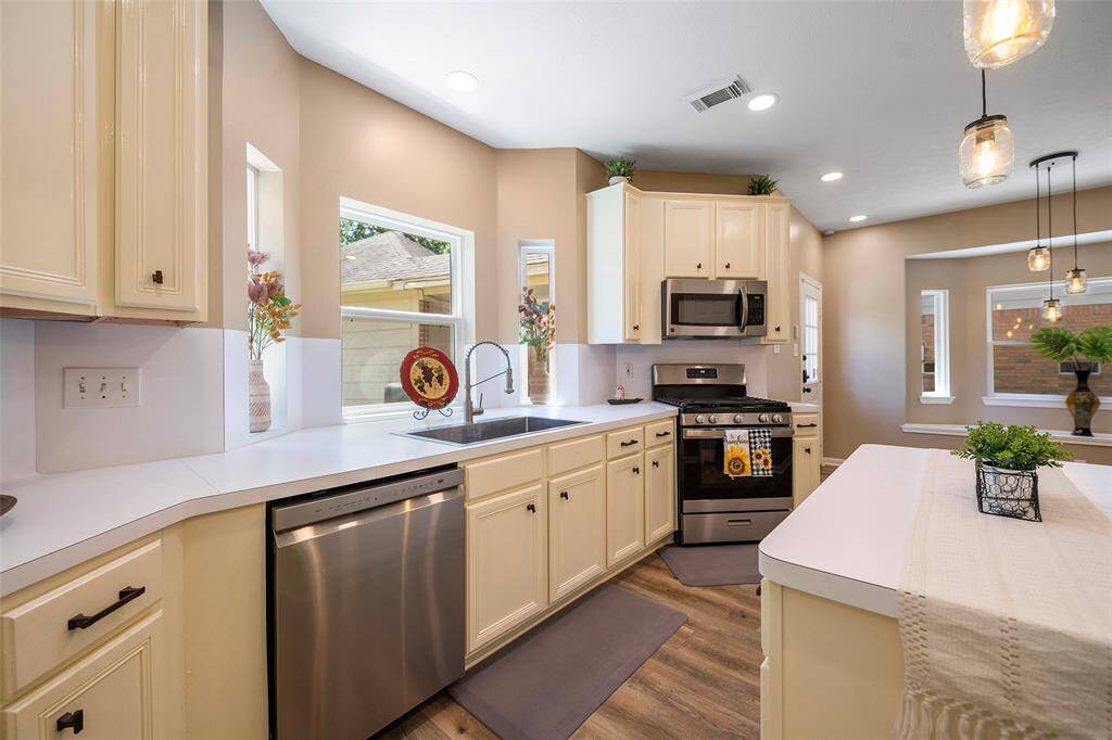 All Stainless Steel Appliances and Farmhouse Sink