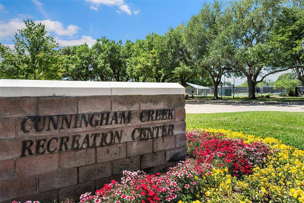 Beautiful Recreation Center 3 minutes away!