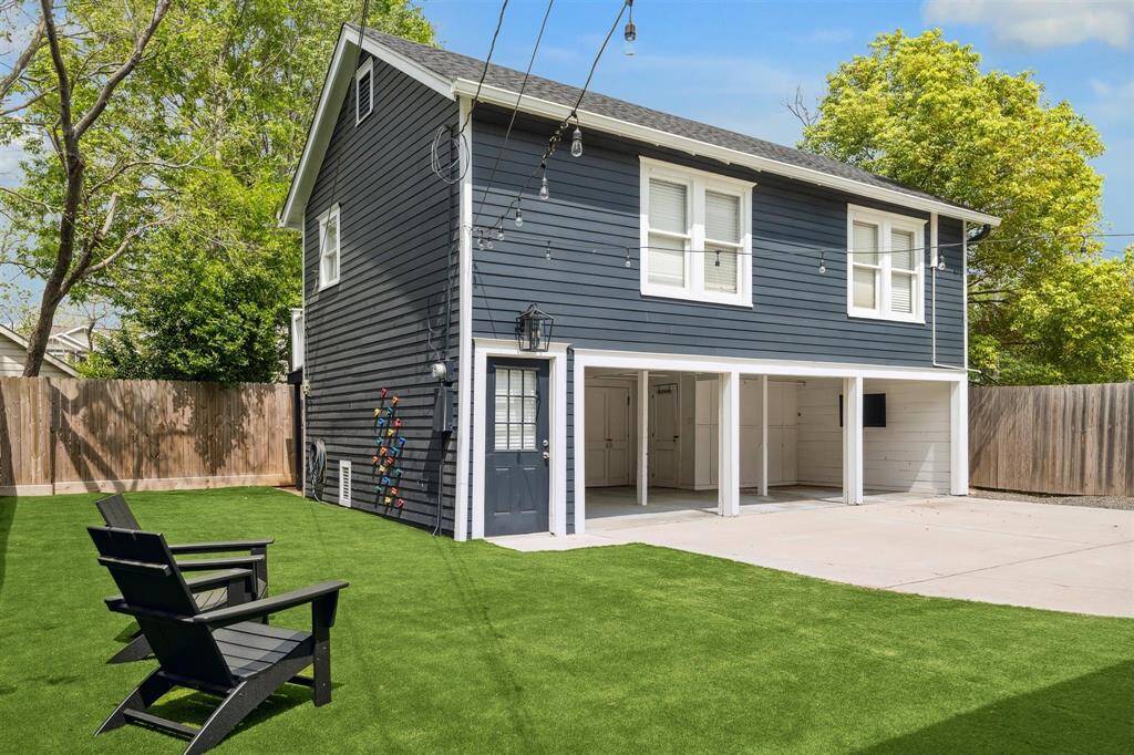 There is a private yard behind garage apt for guests that is fenced in and seperate for privacy for both homes