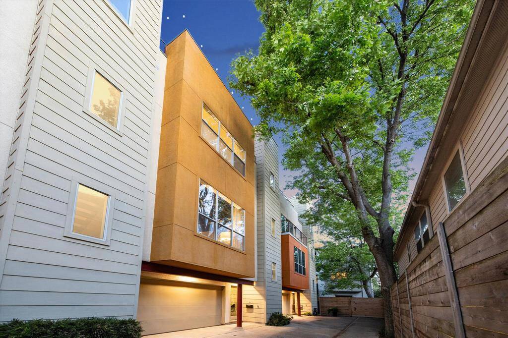 4211 Drake - Center unit in small, townhome community in the West University area. Quiet, tucked away location off the street. 3 bedrooms, 2.5 baths + rooftop deck. No HOA fees.