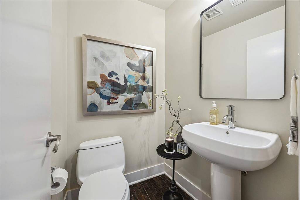 [Powder Room 6 x 4] Located on the second floor is convenient for guests.
