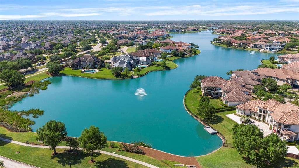 Fabulous Riverstone amenities are just moments away, offering residents access to parks, walking trails, clubhouse, sports courts, fitness center, pools, and more.
