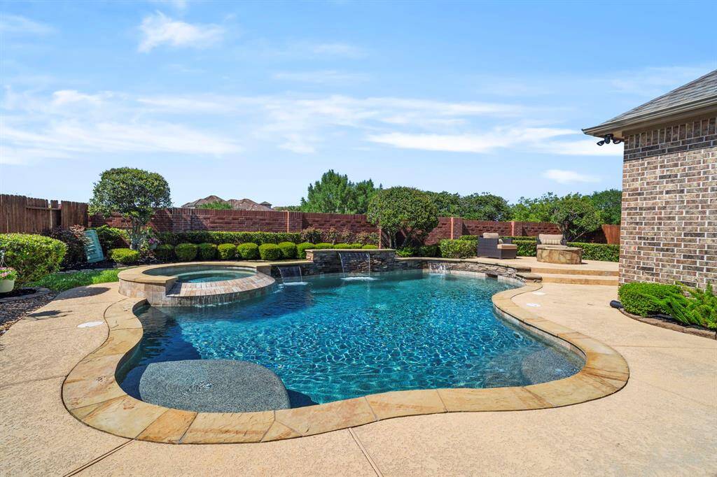 COOL pool deck coating provides a comfortable, slip-resistant surface—perfect for enjoying hot Texas summers without the heat underfoot.