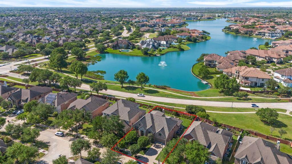 Senova at Riverstone has easy access to U.S. 59 and the Fort Bend Parkway, making it convenient for getting to Houston's downtown and the Texas Medical Center.