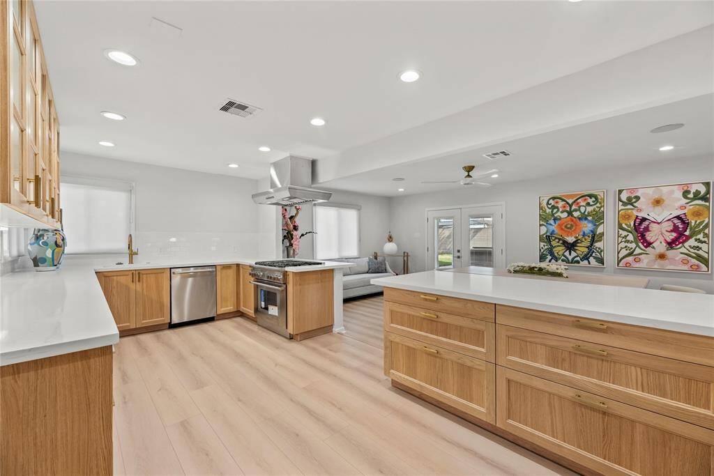 Chef’s kitchen with ample cabinets is perfect for entertaining.