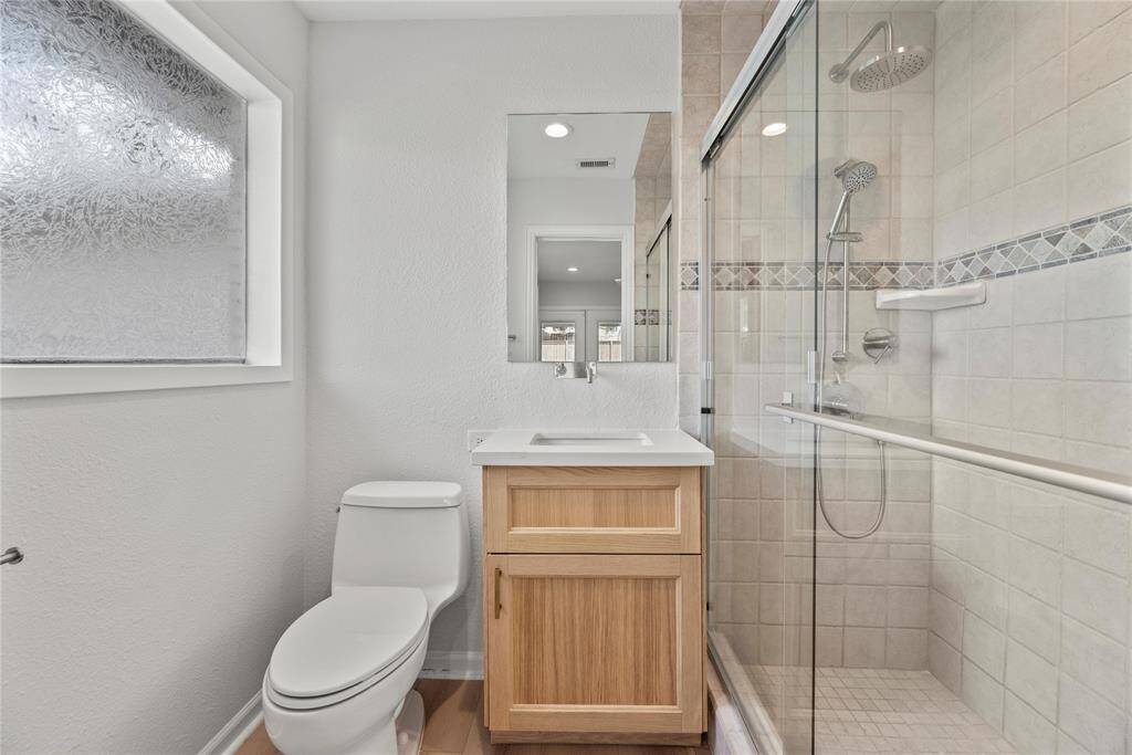 Private secondary bedroom bath.