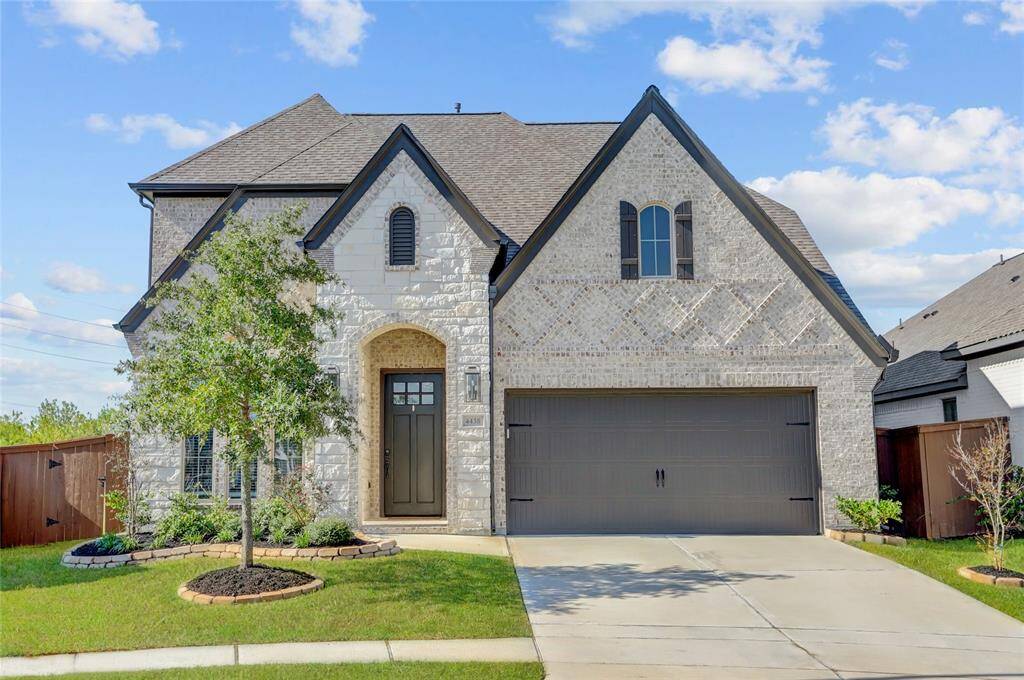 Welcome home! This stunning Perry Home is located in a cul-de-sac with an oversized back yard.