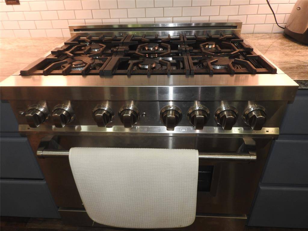 Love to cook; you will love this 6 burner gas range / oven.