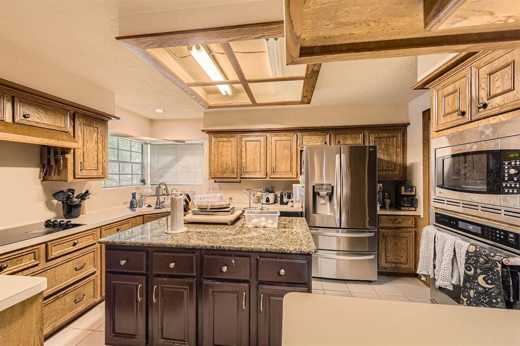 Lots of space in the kitchen.