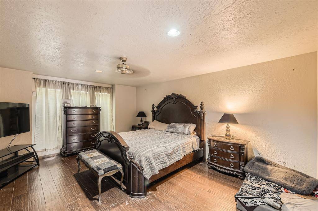 Large primary suite that will fit large furniture.