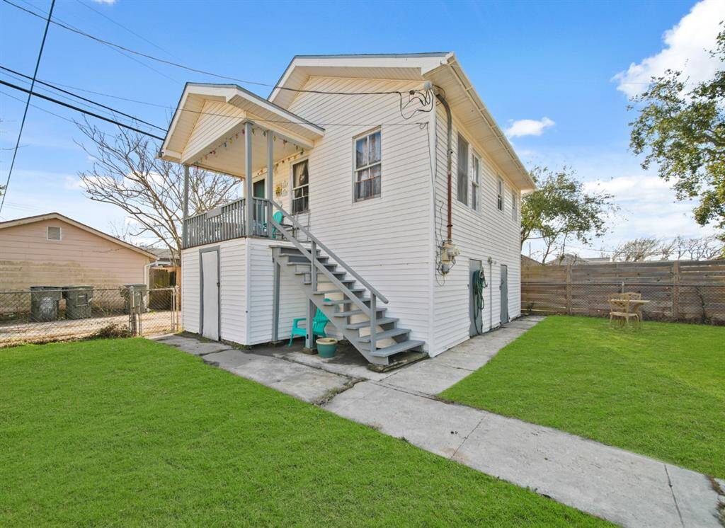 The garage unit has its own separate ntrance. This is the alley side of the garage apartment. The tenant of the garage uses the garage below. apartment. The tenant uses a garage stall with alley access separate entrance. This is the alley side of the garage apartment. The tenant of the garage uses the garage below.