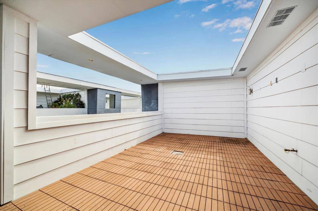 Fabulous Rooftop Deck!