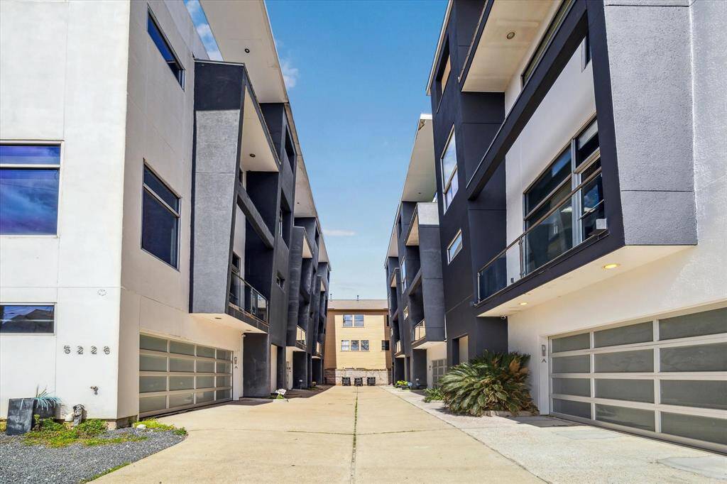 Just 6 townhomes in this quiet community.