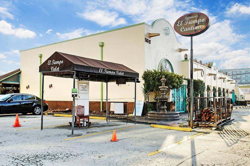 Walk to the hottest restaurants in town