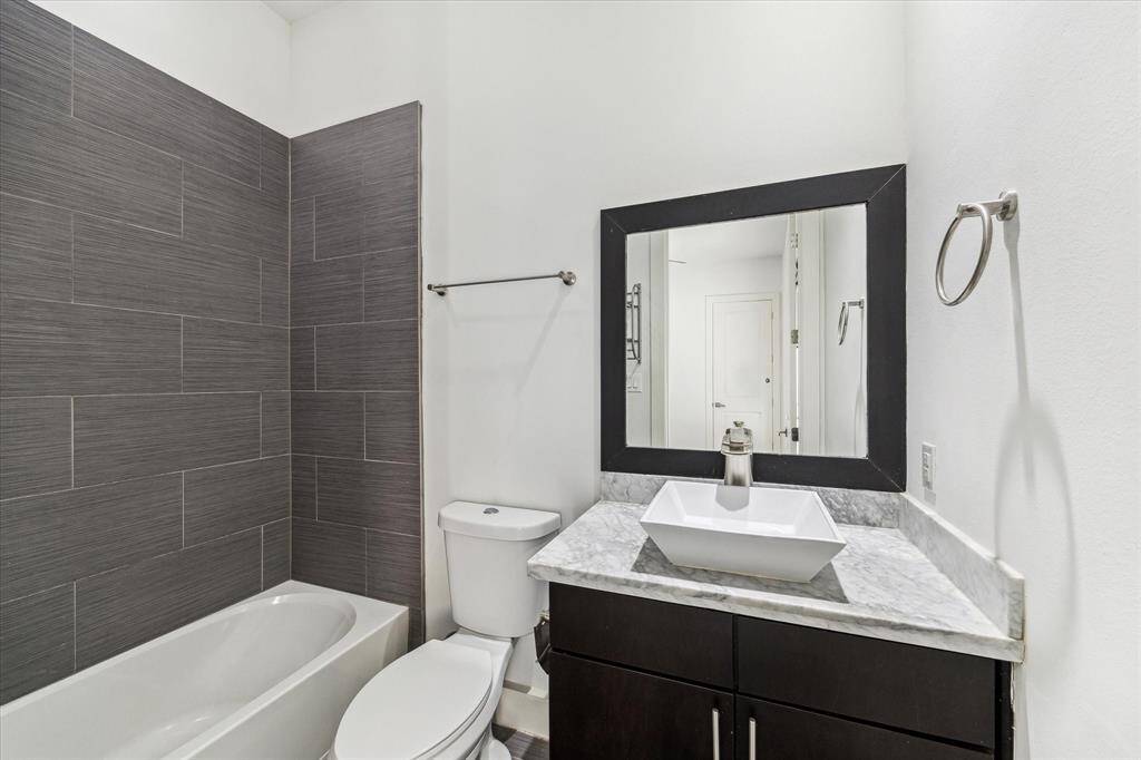 The ensuite bath - complete with a tub/sower combo.