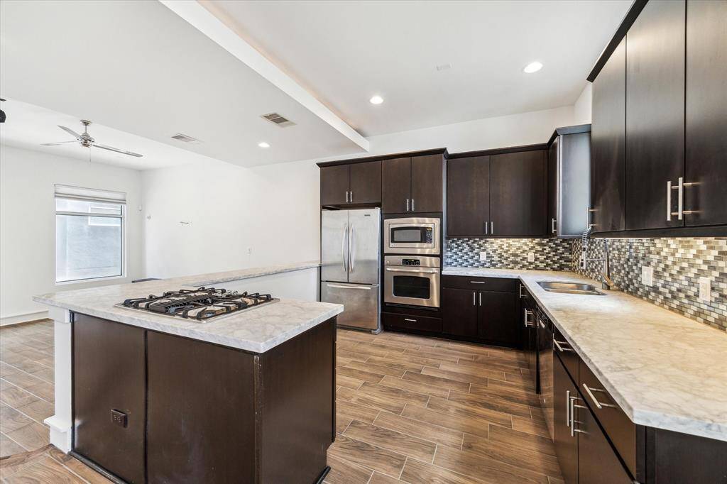 Marble countertops, stainless applinaces and gas cooking!